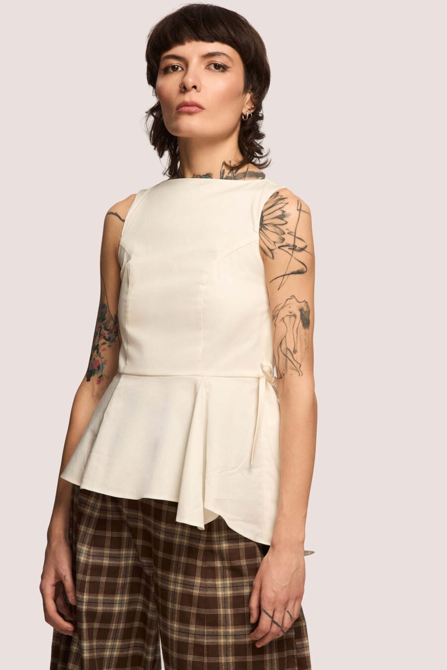 Invisibility Blues sleeveless shirt in pearl - A silhouette that moulds to your shape, not the world’s expectations.