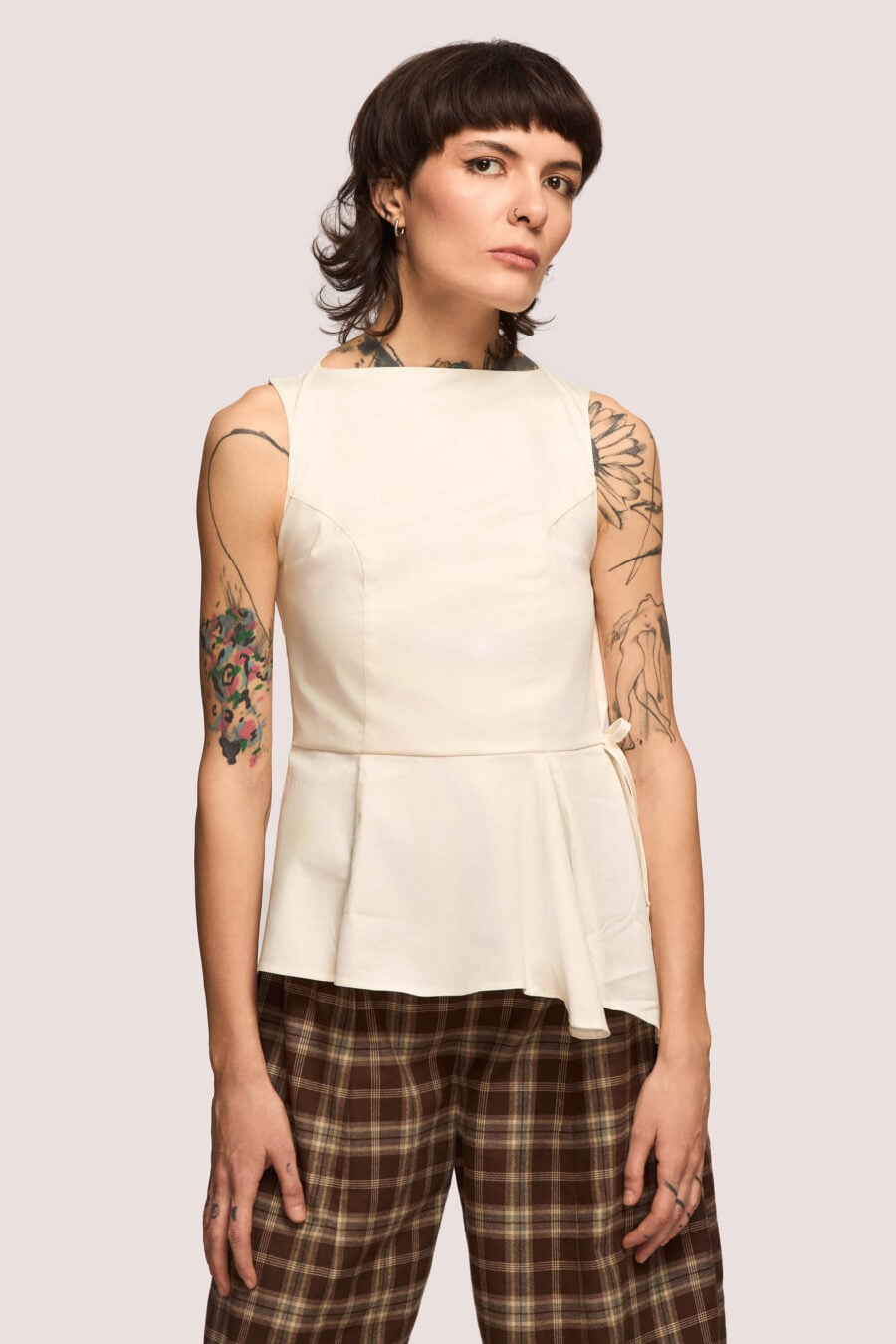 Invisibility Blues sleeveless shirt in pearl - A silhouette that moulds to your shape, not the world’s expectations.