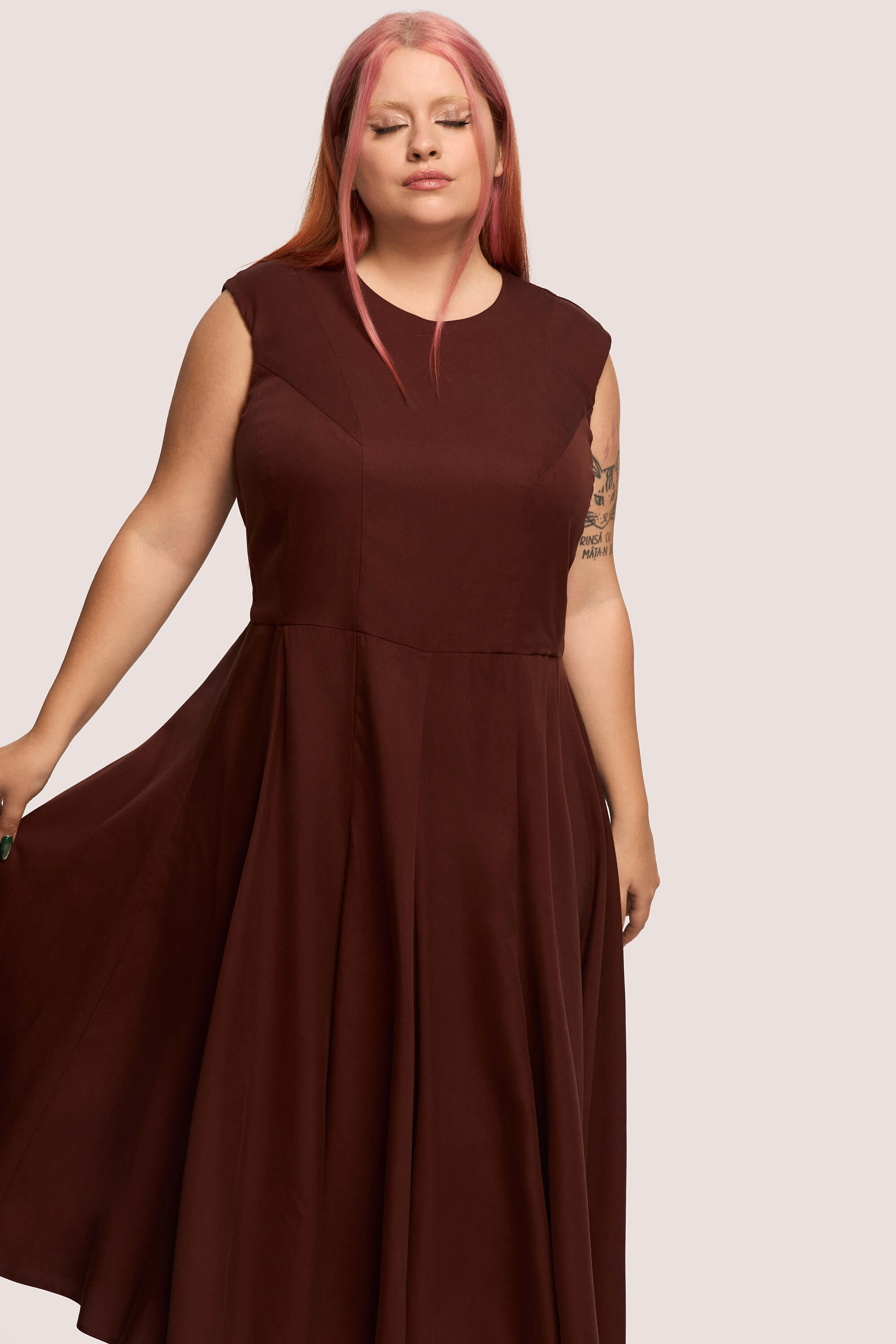 Winter 2025 Sister Outsider Tailored Dress In Bordeaux 2 Sister Outsider Tailored Dress In Bordeaux Sister Outsider tailored dress in bordeaux Designed not as occasionwear, but to serve as an everyday ceremony. For days when you are choosing yourself. For the person you’ve grown into and the one you’re still becoming.
