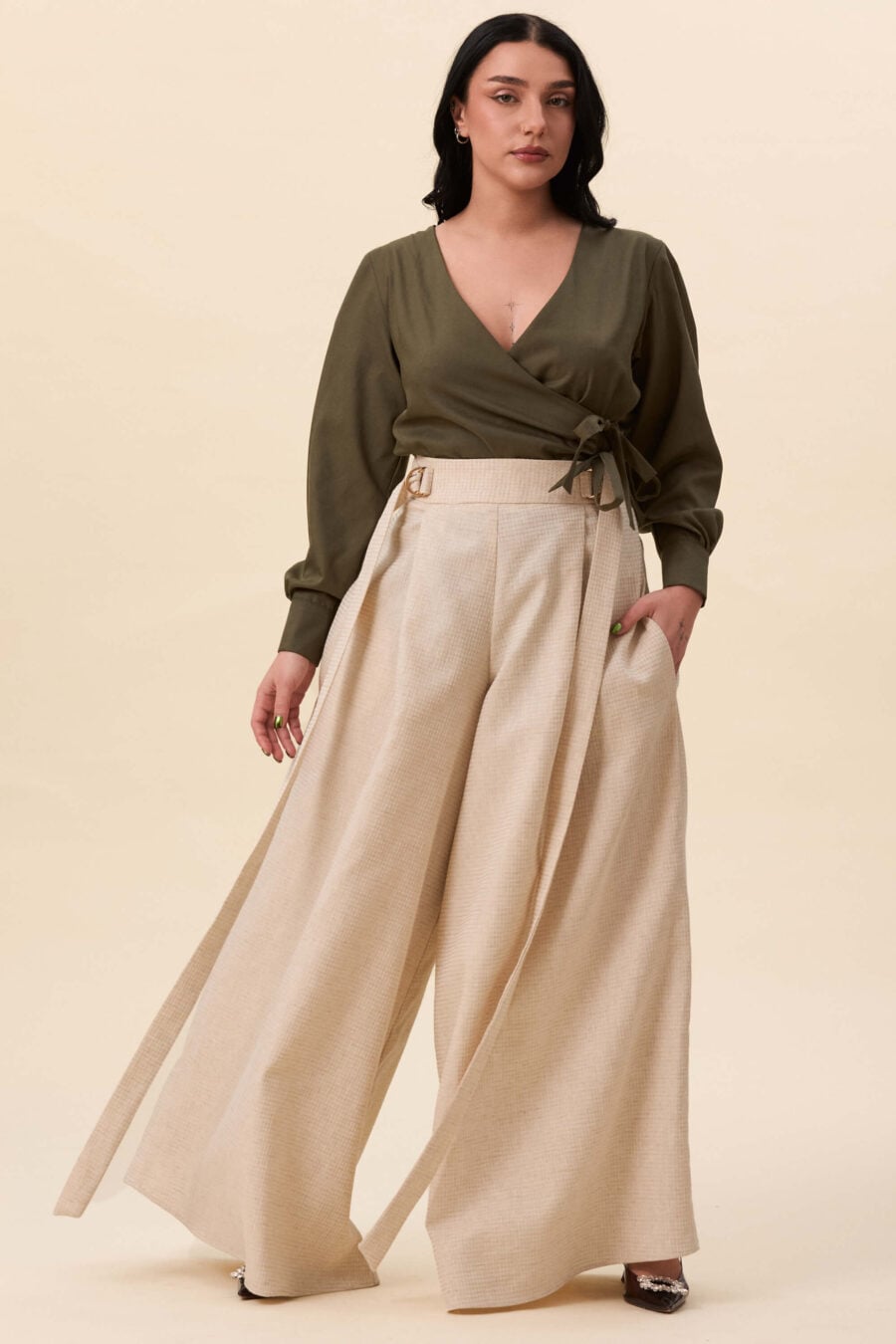 Amelia Peabody palazzo pants in textured beige - A full, elongated line shaped by a high, structured waist. The fit is adjusted through a double D-ring belt, introducing function without excess detail. From there, the trousers fall wide and uninterrupted.