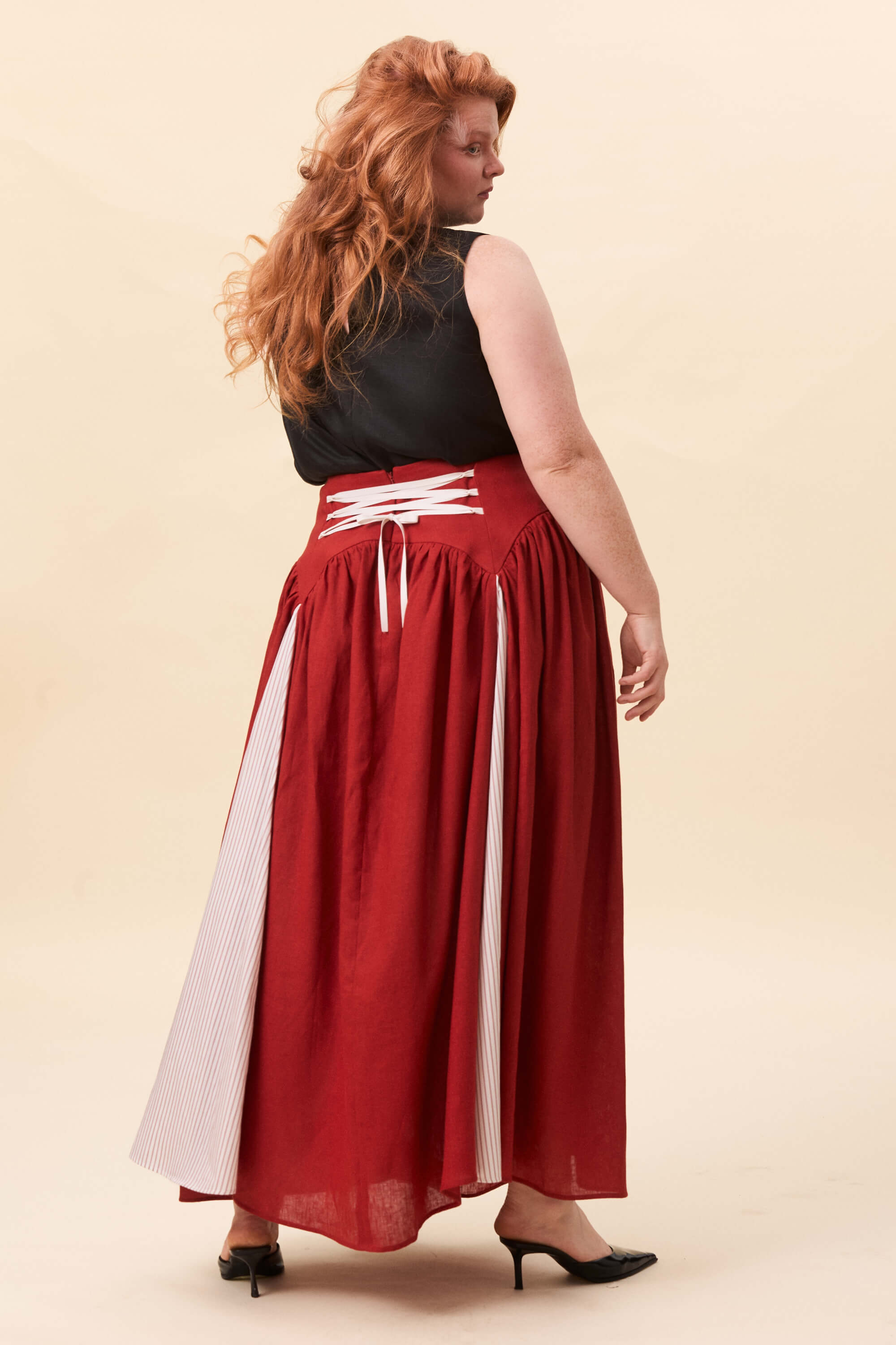 Spring 2026 Cordelia Gray Maxi Skirt In Tomato Red 6 Cordelia Gray Maxi Skirt In Tomato Red Cordelia Gray maxi skirt in tomato red The waist holds a fitted structure before releasing into a full, gathered skirt. Contrasting panels at the front and back shape the silhouette, introducing variation and rhythm as the garment moves.