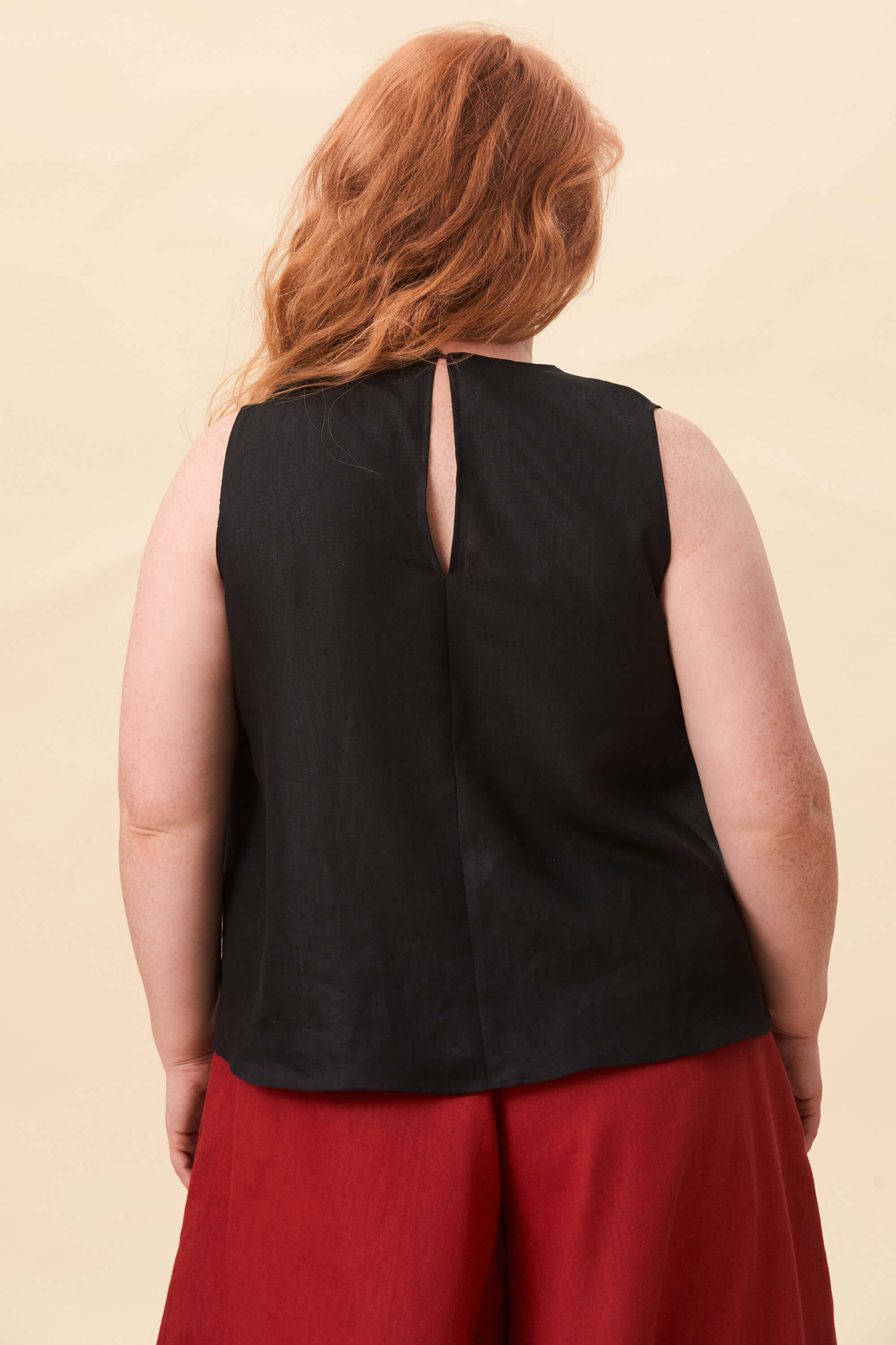 Spring 2026 Harriet Vane Top In Raven 5 Harriet Vane Top In Raven Harriet Vane top in raven A sleeveless top with a clean, uninterrupted front. The silhouette is relaxed, allowing it to fall naturally or be tucked for a more defined shape. A narrow tie detail sits at the side, introducing structure without altering the clean lines.
