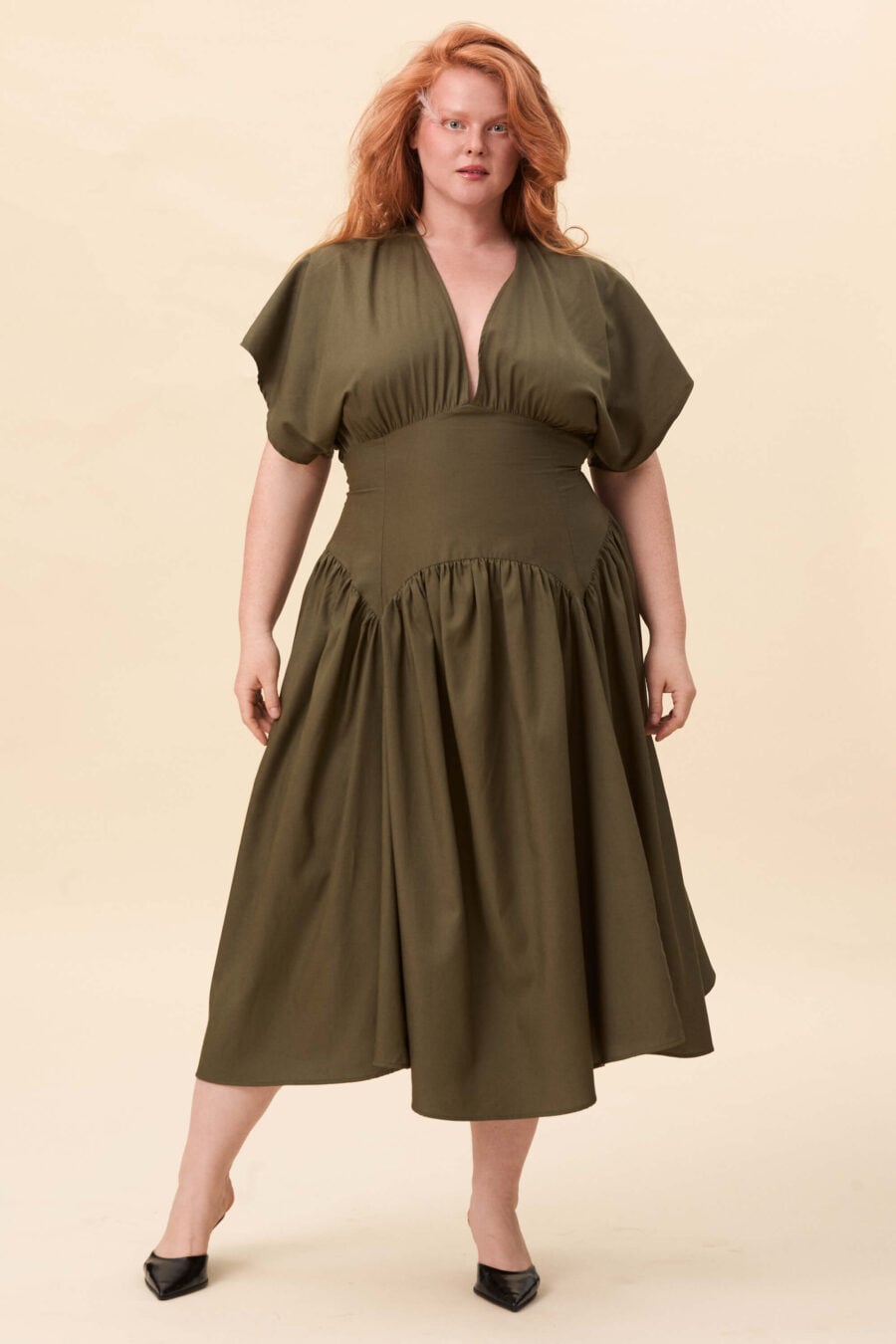 Miss Marple dress in olive green - Clear in shape and generous in movement, a dress that creates structure without imposing it.