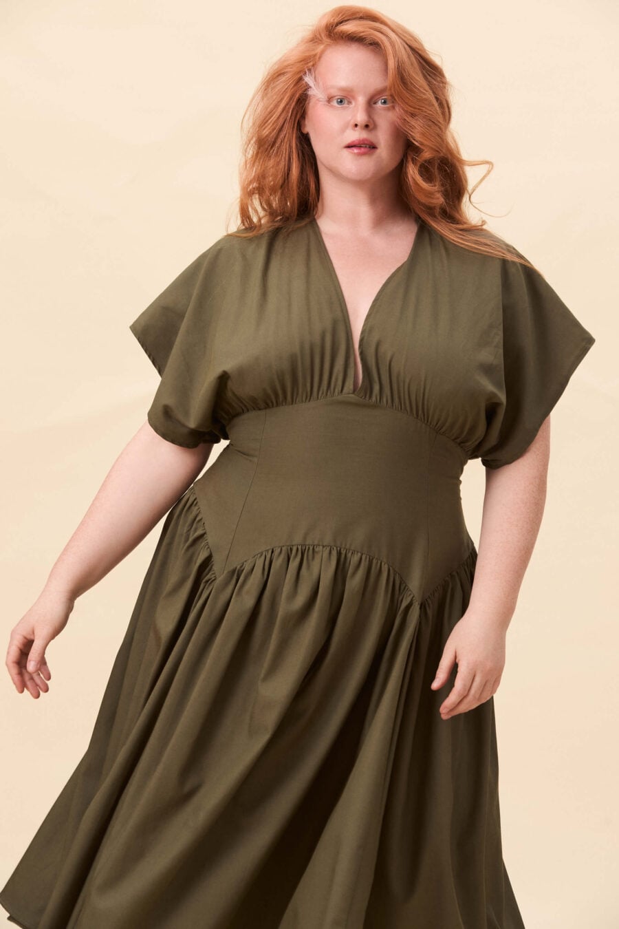 The defined waist and open neckline offer a sense of direction, while the volume of the skirt leaves space for the body to exist as it is.