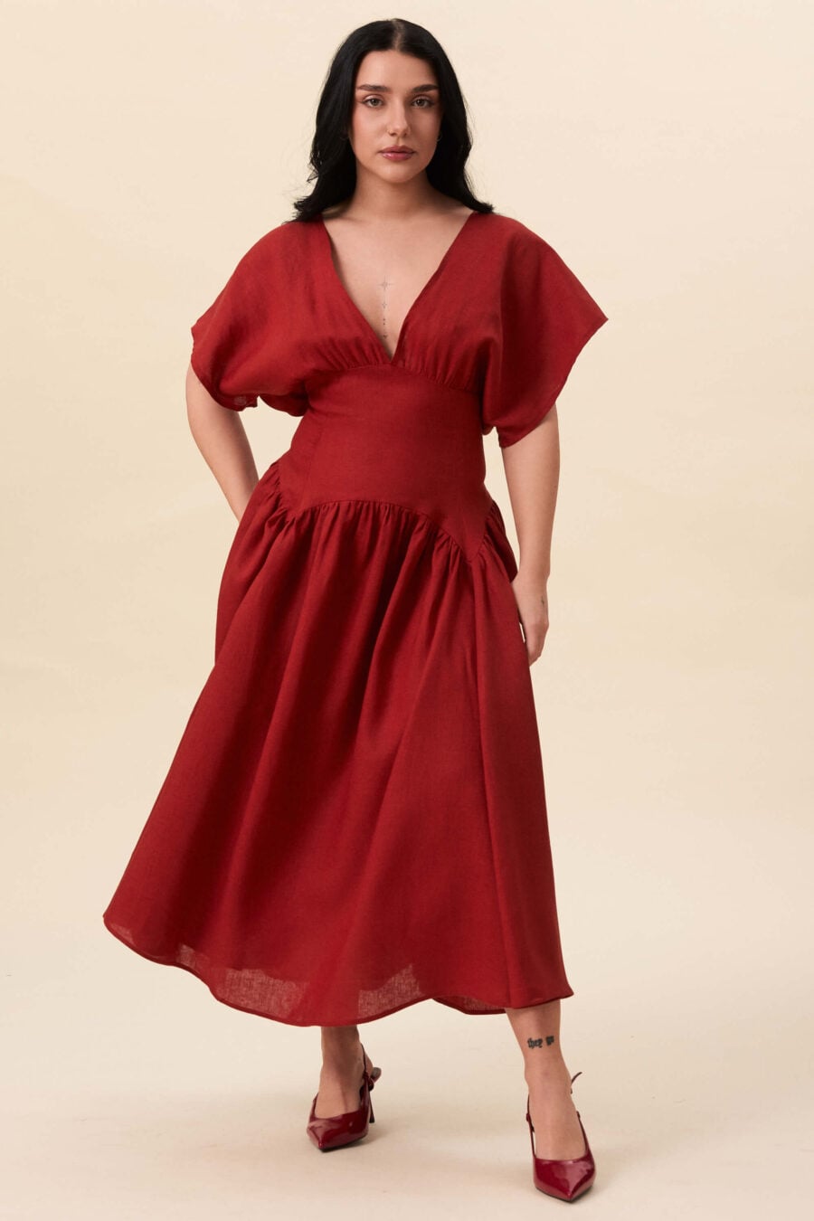 The defined waist and open neckline offer a sense of direction, while the volume of the skirt leaves space for the body to exist as it is.