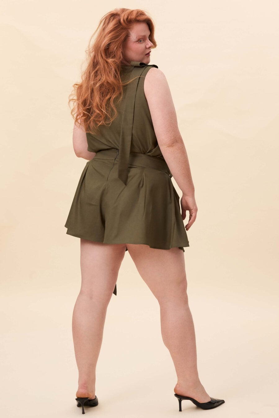 You Will Know Me shorts in olive green - Shorts cut with a structured waist and full, skirt-like volume through the leg. The waist is defined by an integrated belt, fastening through D-rings for adjustable fit. The shape opens freely, creating movement with every step.