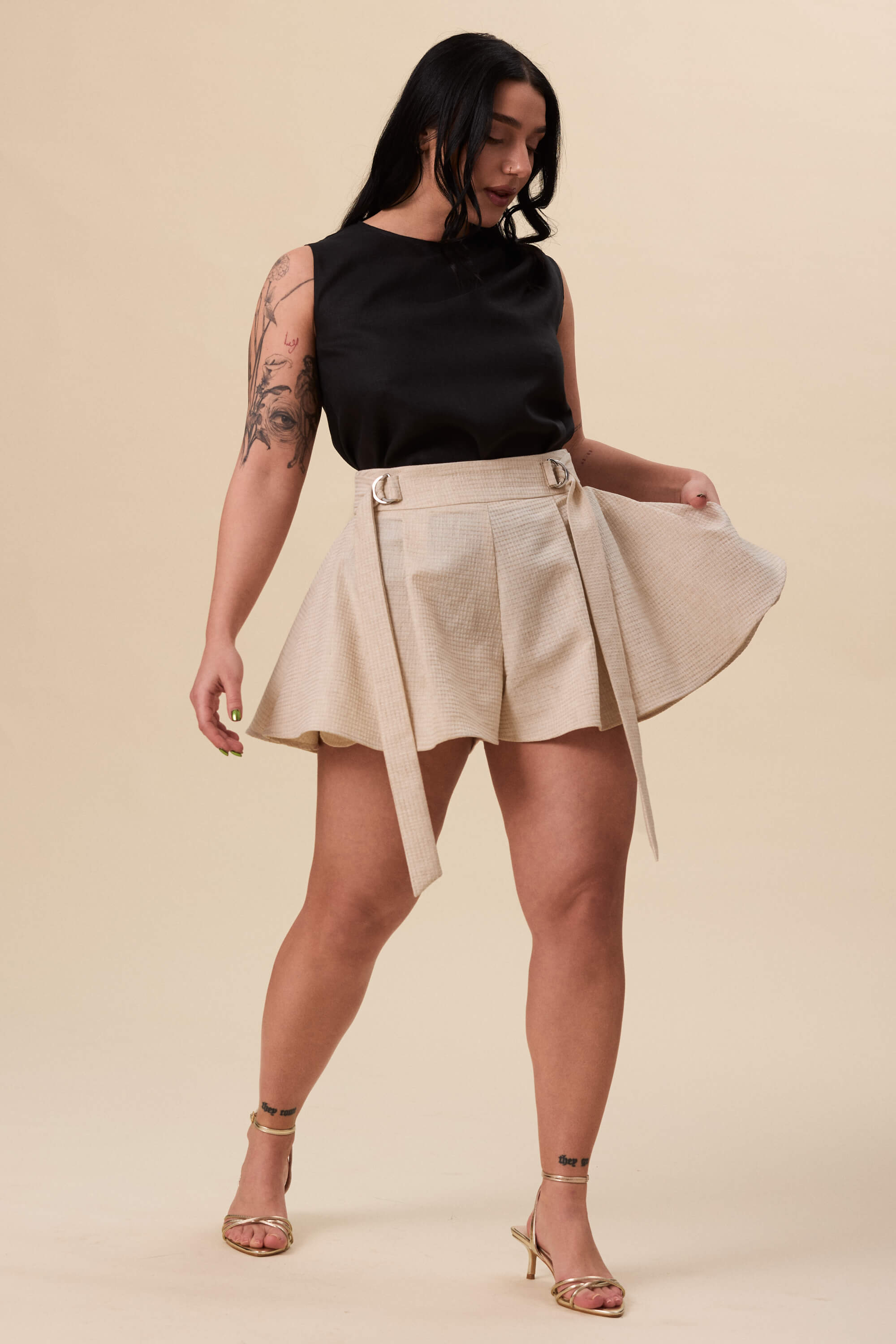 Spring 2026 You Will Know Me Shorts In Textured Beige 4 You Will Know Me Shorts In Textured Beige You Will Know Me shorts in textured beige Shorts cut with a structured waist and full, skirtlike volume through the leg. The waist is defined by an integrated belt, fastening through Drings for adjustable fit. The shape opens freely, creating movement with every step.