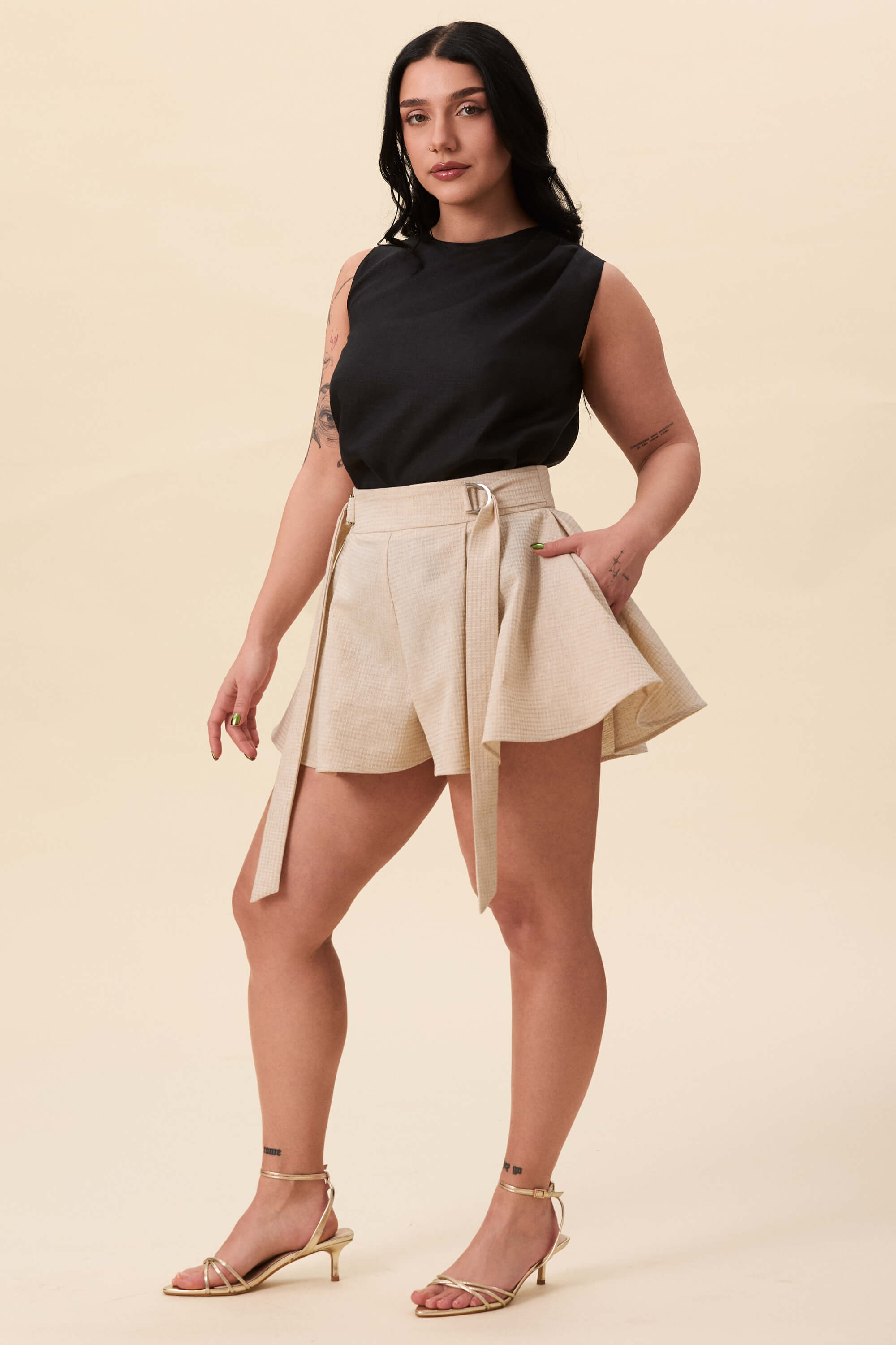 Spring 2026 You Will Know Me Shorts In Textured Beige 5 You Will Know Me Shorts In Textured Beige You Will Know Me shorts in textured beige Shorts cut with a structured waist and full, skirtlike volume through the leg. The waist is defined by an integrated belt, fastening through Drings for adjustable fit. The shape opens freely, creating movement with every step.