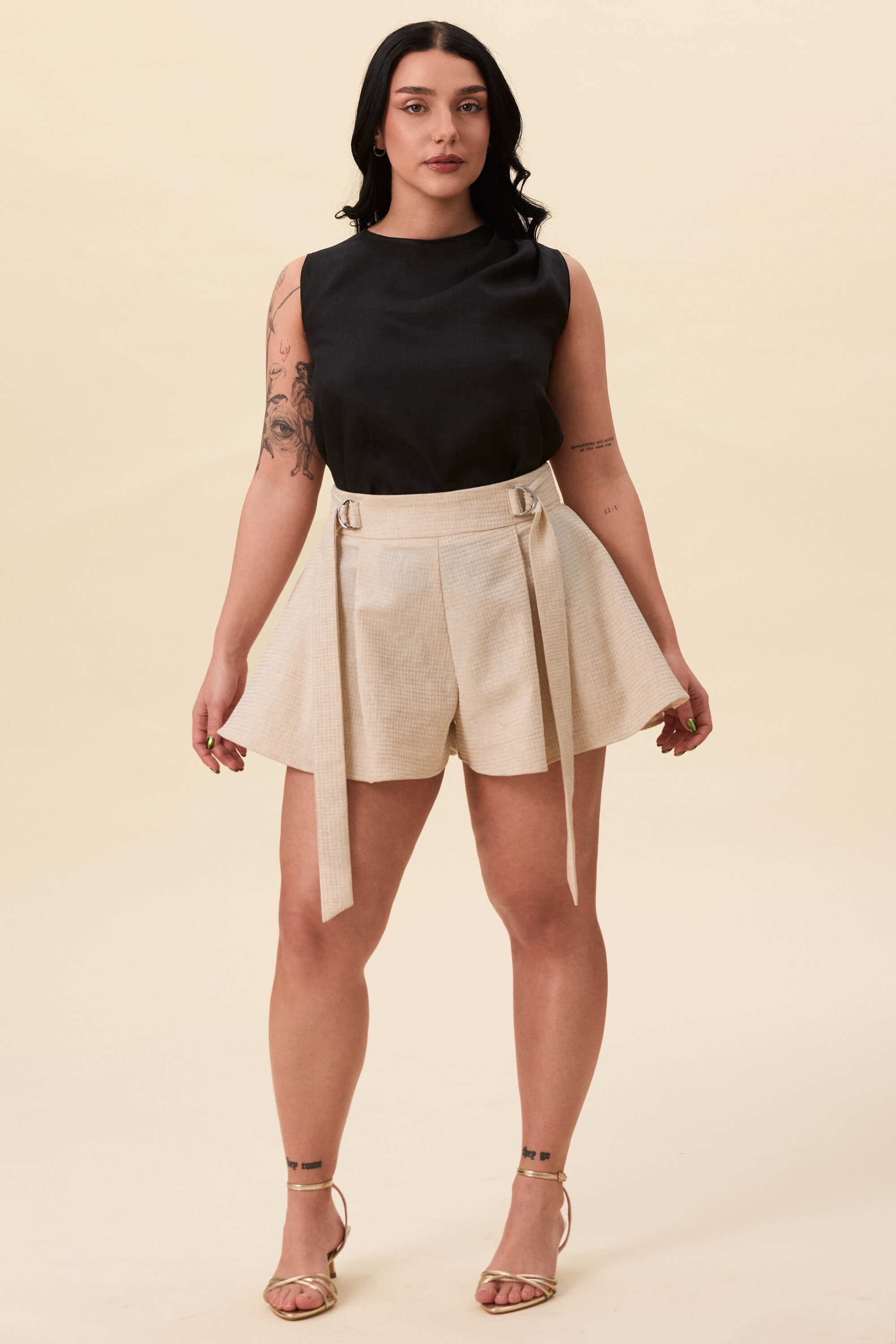 Spring 2026 You Will Know Me Shorts In Textured Beige 6 You Will Know Me Shorts In Textured Beige You Will Know Me shorts in textured beige Shorts cut with a structured waist and full, skirtlike volume through the leg. The waist is defined by an integrated belt, fastening through Drings for adjustable fit. The shape opens freely, creating movement with every step.